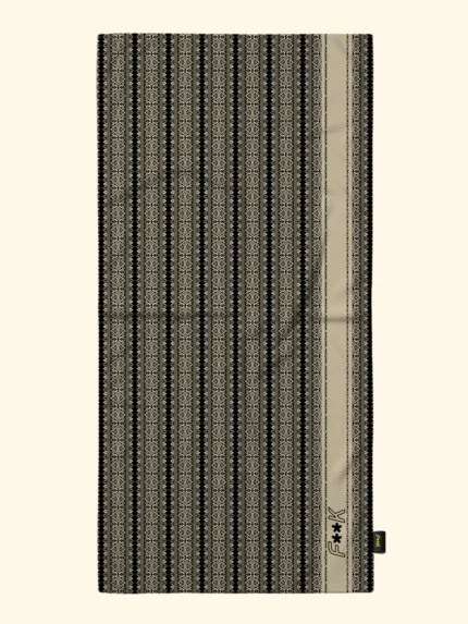 TELO MARE EFFEK IN MICROFIBRA DELLA COLLEZIONE ESTATE 2026. FANTASIA TRIBALE PANNA SU BASE NERA