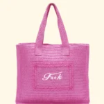 BORSA MARE EFFEK IN RAFIA DELLA COLLEZIONE ESTATE 2026. FODERATA CON LOGO RICAMATO NEL COLORE FUCSIA