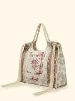 BORSA MARE EFFEK IN TELA DELLA STAGIONE ESTATE 2026. MANICI IN CORDA CON FRANGE LATERALI. BASE PANNA CON FANTASIA VERDE SALVIA E BRUCIATO