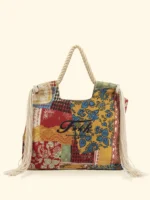 BORSA MARE EFFEK IN TELA DELLA STAGIONE ESTATE 2026. MANICI IN CORDA CON FRANGE LATERALI. BASE PANNA CON FANTASIA TURCHESE, SENAPE E COCCIO