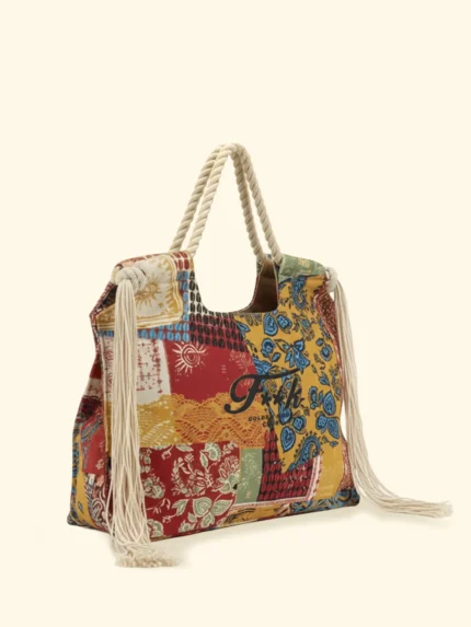 BORSA MARE EFFEK IN TELA DELLA STAGIONE ESTATE 2026. MANICI IN CORDA CON FRANGE LATERALI. BASE PANNA CON FANTASIA TURCHESE, SENAPE E COCCIO