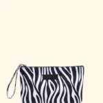 POCHETTE EFFEK IN TELA DELLA COLLEZIONE ESTATE 2026. FANTASIA ZEBRATA BIANCA E NERA