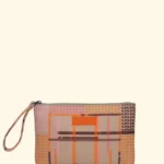 POCHETTE EFFEK IN TELA DELLA COLLEZIONE ESTATE 2026. FANTASIA A RIGHE MARRONI E ARANCIO SU BASE BEIGE