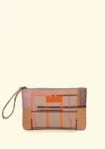 POCHETTE EFFEK IN TELA DELLA COLLEZIONE ESTATE 2026. FANTASIA A RIGHE MARRONI E ARANCIO SU BASE BEIGE
