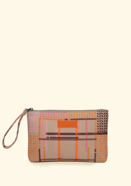 POCHETTE EFFEK IN TELA DELLA COLLEZIONE ESTATE 2026. FANTASIA A RIGHE MARRONI E ARANCIO SU BASE BEIGE