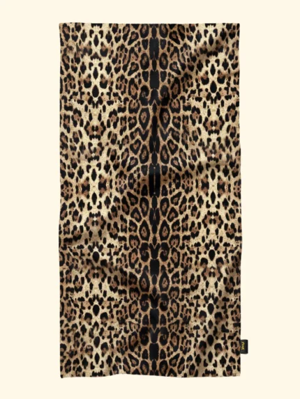 TELO MARE EFFEK IN MICROFIBRA DELLA COLLEZIONE ESTATE 2026. FANTASIA LEOPARDATA CON UNA PARTE SFUMATA DI FUCSIA