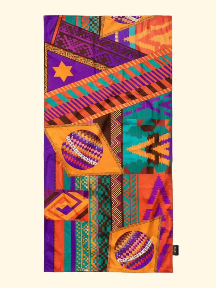 TELO MARE EFFEK IN MICROFIBRA DELLA COLLEZIONE ESTATE 2026. FANTASIA VIOLA, ARANCIO, VERDE E VIOLA CON STELLA