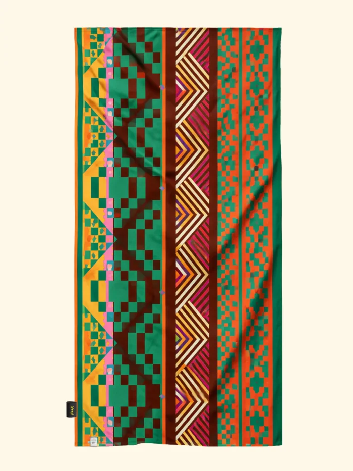 TELO MARE EFFEK IN MICROFIBRA DELLA COLLEZIONE ESTATE 2026. FANTASIA VIOLA, ARANCIO, VERDE E VIOLA CON STELLA