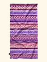 TELO MARE EFFEK IN MICROFIBRA DELLA COLLEZIONE ESTATE 2026. FANTASIA DAI COLORI LILLA, VIOLA, ROSA E BORDEAUX