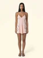 VESTITINO MARE EFFEK DELLA STAGIONE ESTATE 2026. BIANCO CON LEGGERA FANTASIA E BELLISSIMA BRETELLINA PARTICOLARE