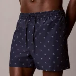 COSTUME UOMO CALVIN KLEIN DELLA COLLEZIONE ESTATE 2026. PANTALONCINO BASE BLU CON MINI LOGHINO CK