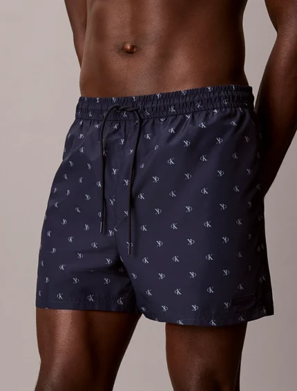 COSTUME UOMO CALVIN KLEIN DELLA COLLEZIONE ESTATE 2026. PANTALONCINO BASE BLU CON MINI LOGHINO CK