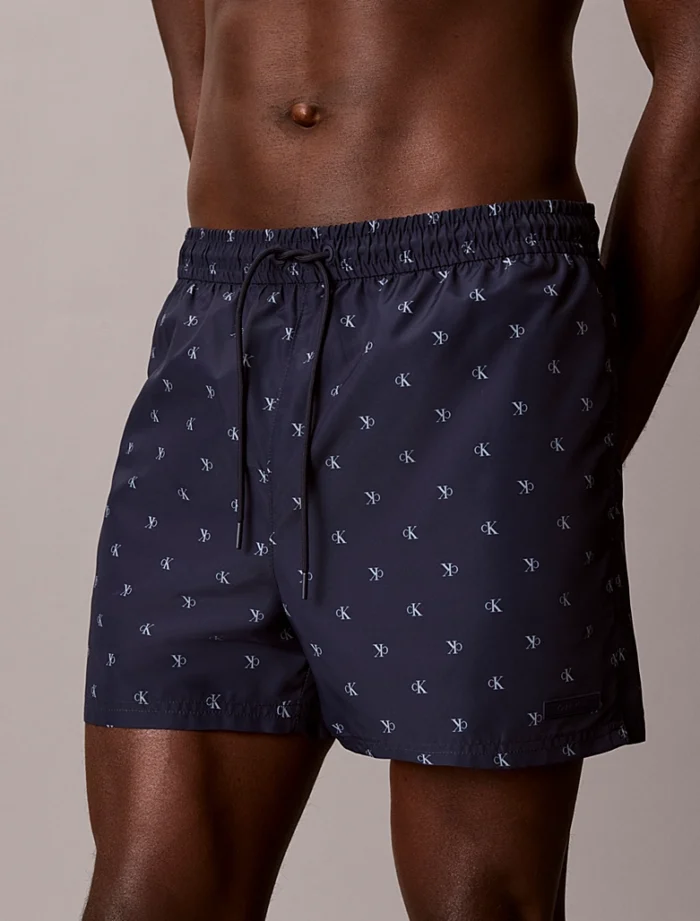COSTUME UOMO CALVIN KLEIN DELLA COLLEZIONE ESTATE 2026. PANTALONCINO BASE BLU CON MINI LOGHINO CK