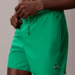 COSTUME UOMO CALVIN KLEIN A PANTALONCINO DELLA STAGIONE ESTATE 2026. MEDIO COLOR VERDE ACCESO CON LOGHINO