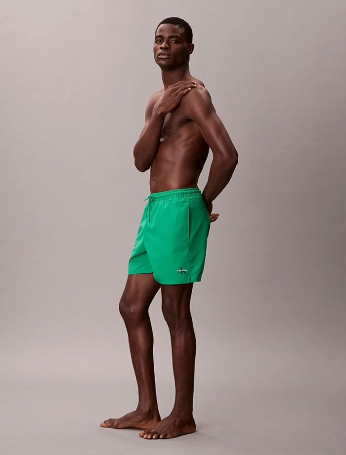 COSTUME UOMO CALVIN KLEIN PANTALONCINO MEDIO COLOR VERDE ACCESSO CON LOGHINO ROSSO - immagine 2