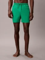 COSTUME UOMO CALVIN KLEIN PANTALONCINO MEDIO COLOR VERDE ACCESSO CON LOGHINO ROSSO - immagine 4