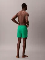 COSTUME UOMO CALVIN KLEIN PANTALONCINO MEDIO COLOR VERDE ACCESSO CON LOGHINO ROSSO - immagine 5