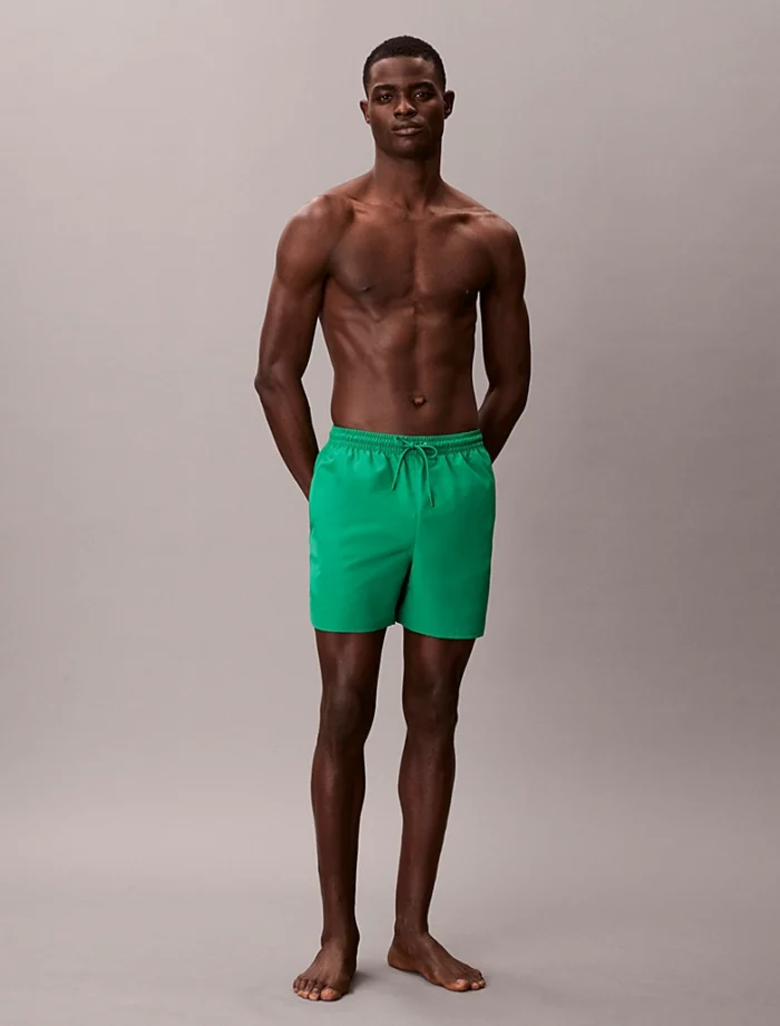 COSTUME UOMO CALVIN KLEIN PANTALONCINO MEDIO COLOR VERDE ACCESSO CON LOGHINO ROSSO - immagine 3