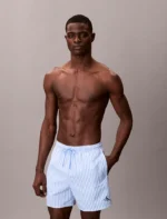 COSTUME UOMO CALVIN KLEIN PANTALONCINO MEDIO A RIGHINE AZZURRE E BIANCHE CON LOGHINO - immagine 2