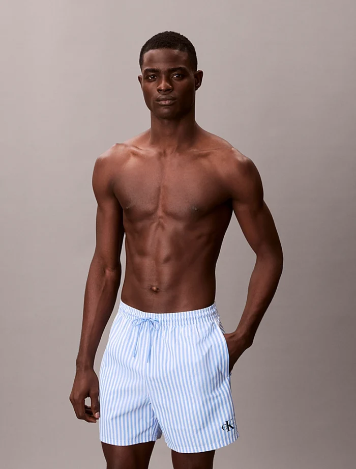 COSTUME UOMO CALVIN KLEIN PANTALONCINO MEDIO A RIGHINE AZZURRE E BIANCHE CON LOGHINO - immagine 2