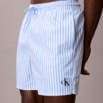 COSTUME UOMO CALVIN KLEIN A PANTALONCINO DELLA STAGIONE ESTATE 2026. MEDIO A RIGHINE AZZURRE E BIANCHE CON LOGHINO