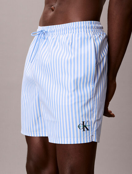 COSTUME UOMO CALVIN KLEIN A PANTALONCINO DELLA STAGIONE ESTATE 2026. MEDIO A RIGHINE AZZURRE E BIANCHE CON LOGHINO