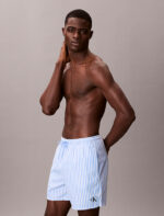 COSTUME UOMO CALVIN KLEIN PANTALONCINO MEDIO A RIGHINE AZZURRE E BIANCHE CON LOGHINO - immagine 4