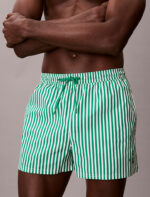 COSTUME UOMO CALVIN KLEIN A PANTALONCINO DELLA STAGIONE ESTATE 2026. MEDIO A RIGHINE VERDI E BIANCHE CON LOGHINO