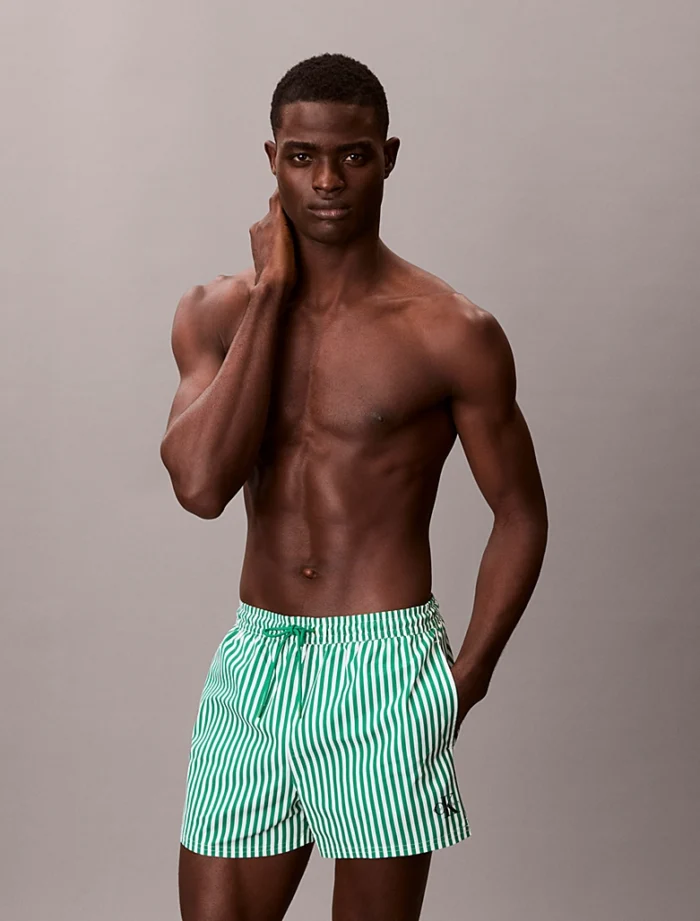 COSTUME UOMO CALVIN KLEIN PANTALONCINO MEDIO A RIGHINE VERDI E BIANCHE CON LOGHINO - immagine 2