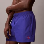COSTUME UOMO CALVIN KLEIN A PANTALONCINO DELLA STAGIONE ESTATE 2026. CORTO COLOR BLU ACCESO CON LOGHINO