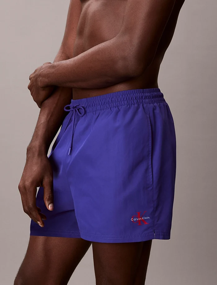 COSTUME UOMO CALVIN KLEIN A PANTALONCINO DELLA STAGIONE ESTATE 2026. CORTO COLOR BLU ACCESO CON LOGHINO