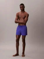 COSTUME UOMO CALVIN KLEIN A PANTALONCINO CORTO COLORE BLU ACCESO CON LOGHINO ROSSO - immagine 2