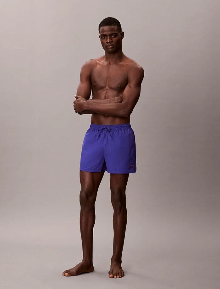 COSTUME UOMO CALVIN KLEIN A PANTALONCINO CORTO COLORE BLU ACCESO CON LOGHINO ROSSO - immagine 2