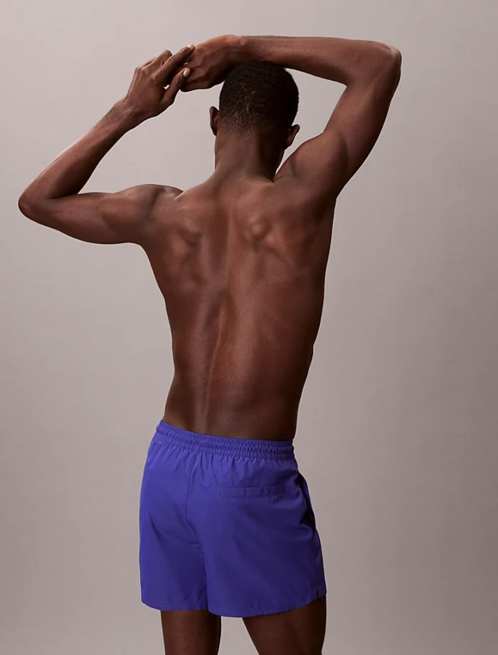 COSTUME UOMO CALVIN KLEIN A PANTALONCINO CORTO COLORE BLU ACCESO CON LOGHINO ROSSO - immagine 4