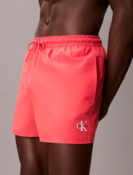 COSTUME UOMO CALVIN KLEIN A PANTALONCINO DELLA STAGIONE ESTATE 2026. CORTO COLOR ROSSO SALMONATO CON LOGHINO
