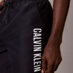 COSTUME UOMO CALVIN KLEIN A PANTALONCINO DELLA STAGIONE ESTATE 2026. MEDIO BLU CON SCRITTA BIANCA LATERALE