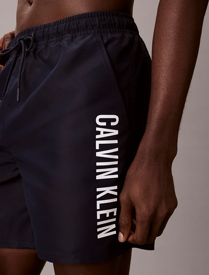 COSTUME UOMO CALVIN KLEIN A PANTALONCINO DELLA STAGIONE ESTATE 2026. MEDIO BLU CON SCRITTA BIANCA LATERALE