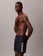 COSTUME UOMO CALVIN KLEIN PANTALONCINO MEDIO BLU CON SCRITTA LATERALE BIANCA - immagine 2