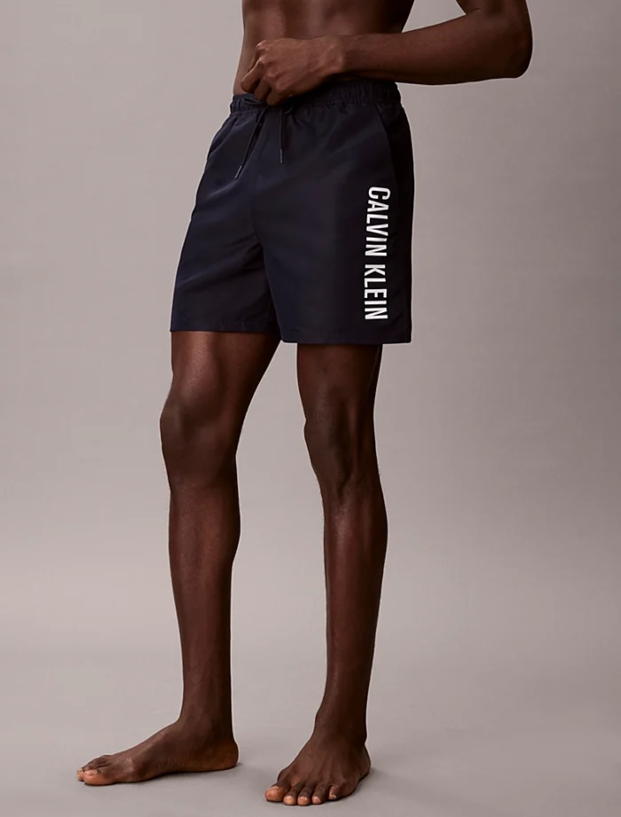 COSTUME UOMO CALVIN KLEIN PANTALONCINO MEDIO BLU CON SCRITTA LATERALE BIANCA - immagine 3