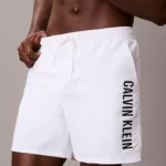 COSTUME UOMO CALVIN KLEIN A PANTALONCINO DELLA STAGIONE ESTATE 2026. MEDIO BIANCO CON SCRITTA NERA LATERALE