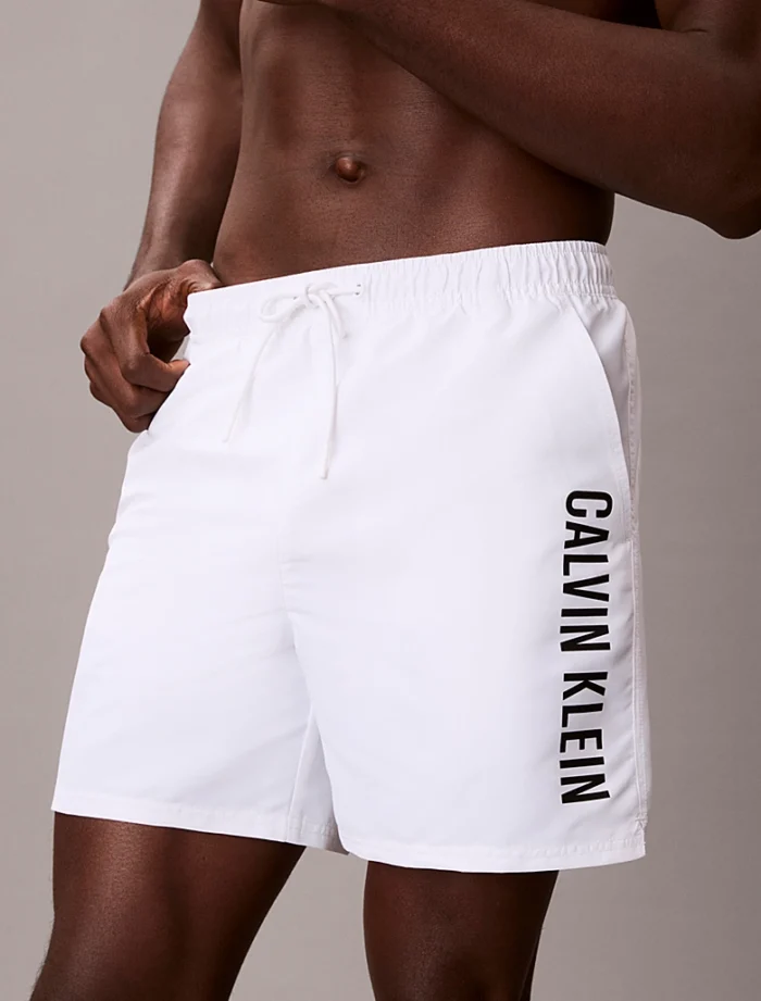 COSTUME UOMO CALVIN KLEIN A PANTALONCINO DELLA STAGIONE ESTATE 2026. MEDIO BIANCO CON SCRITTA NERA LATERALE