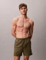 COSTUME UOMO CALVIN KLEIN PANTALONCINO MEDIO VERDE MILITARE CON SCRITTA BIANCA LATERALE - immagine 2