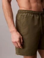 COSTUME UOMO CALVIN KLEIN PANTALONCINO MEDIO VERDE MILITARE CON SCRITTA BIANCA LATERALE - immagine 3
