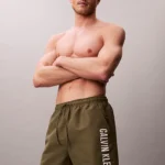 COSTUME UOMO CALVIN KLEIN A PANTALONCINO DELLA STAGIONE ESTATE 2026. MEDIO VERDE MILITARE CON SCRITTA BIANCA LATERALE