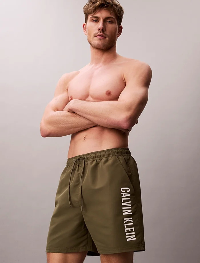 COSTUME UOMO CALVIN KLEIN A PANTALONCINO DELLA STAGIONE ESTATE 2026. MEDIO VERDE MILITARE CON SCRITTA BIANCA LATERALE