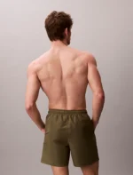 COSTUME UOMO CALVIN KLEIN PANTALONCINO MEDIO VERDE MILITARE CON SCRITTA BIANCA LATERALE - immagine 4