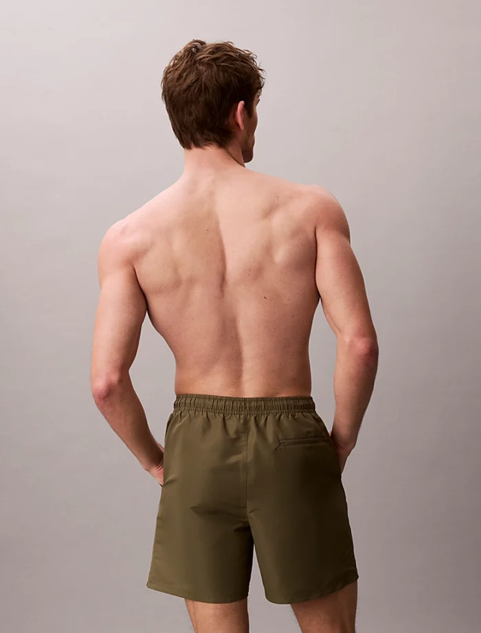 COSTUME UOMO CALVIN KLEIN PANTALONCINO MEDIO VERDE MILITARE CON SCRITTA BIANCA LATERALE - immagine 4