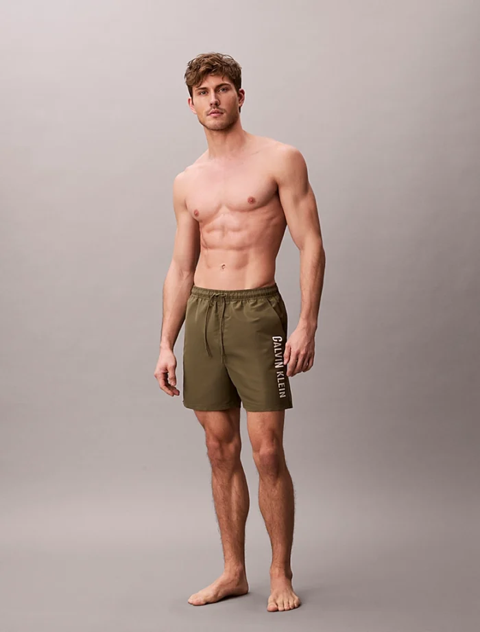 COSTUME UOMO CALVIN KLEIN PANTALONCINO MEDIO VERDE MILITARE CON SCRITTA BIANCA LATERALE - immagine 6