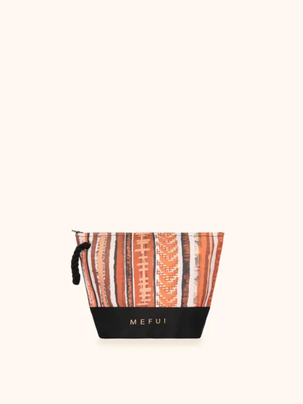 POCHETTE MARE ME FUI IN CANVA DELLA COLLEZIONE ESTATE 2026. FANTASIA TRIBALE DAI COLORI ARANCIO, ROSSO E NERO