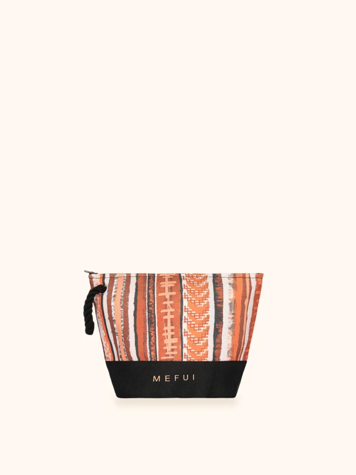 POCHETTE MARE ME FUI IN CANVA DELLA COLLEZIONE ESTATE 2026. FANTASIA TRIBALE DAI COLORI ARANCIO, ROSSO E NERO